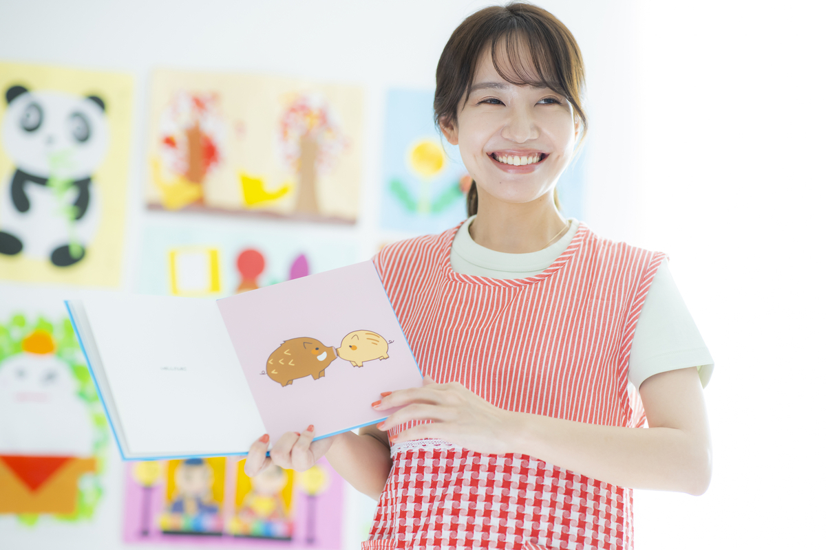 絵本を読み聞かせる