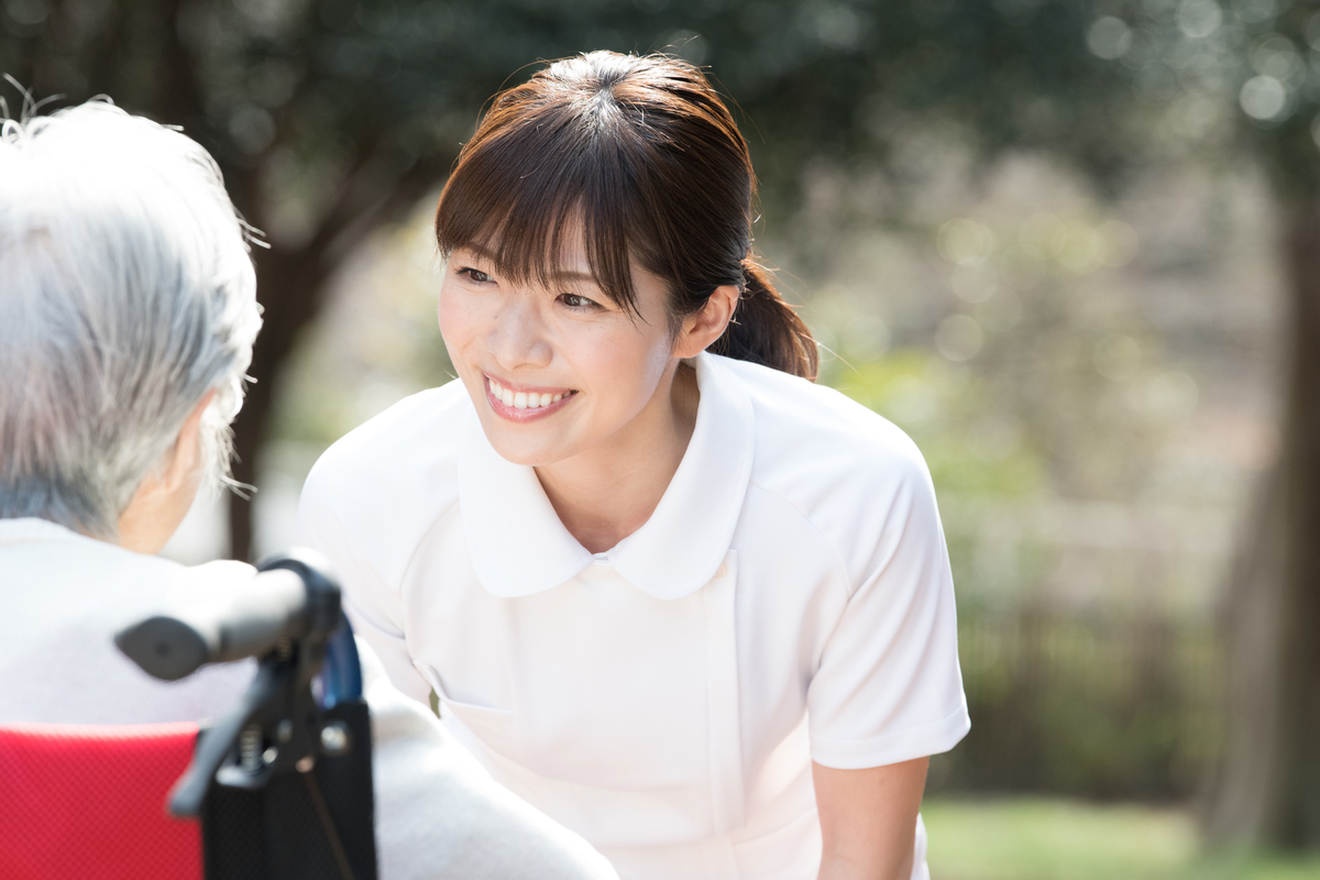 笑顔で話しかける看護師
