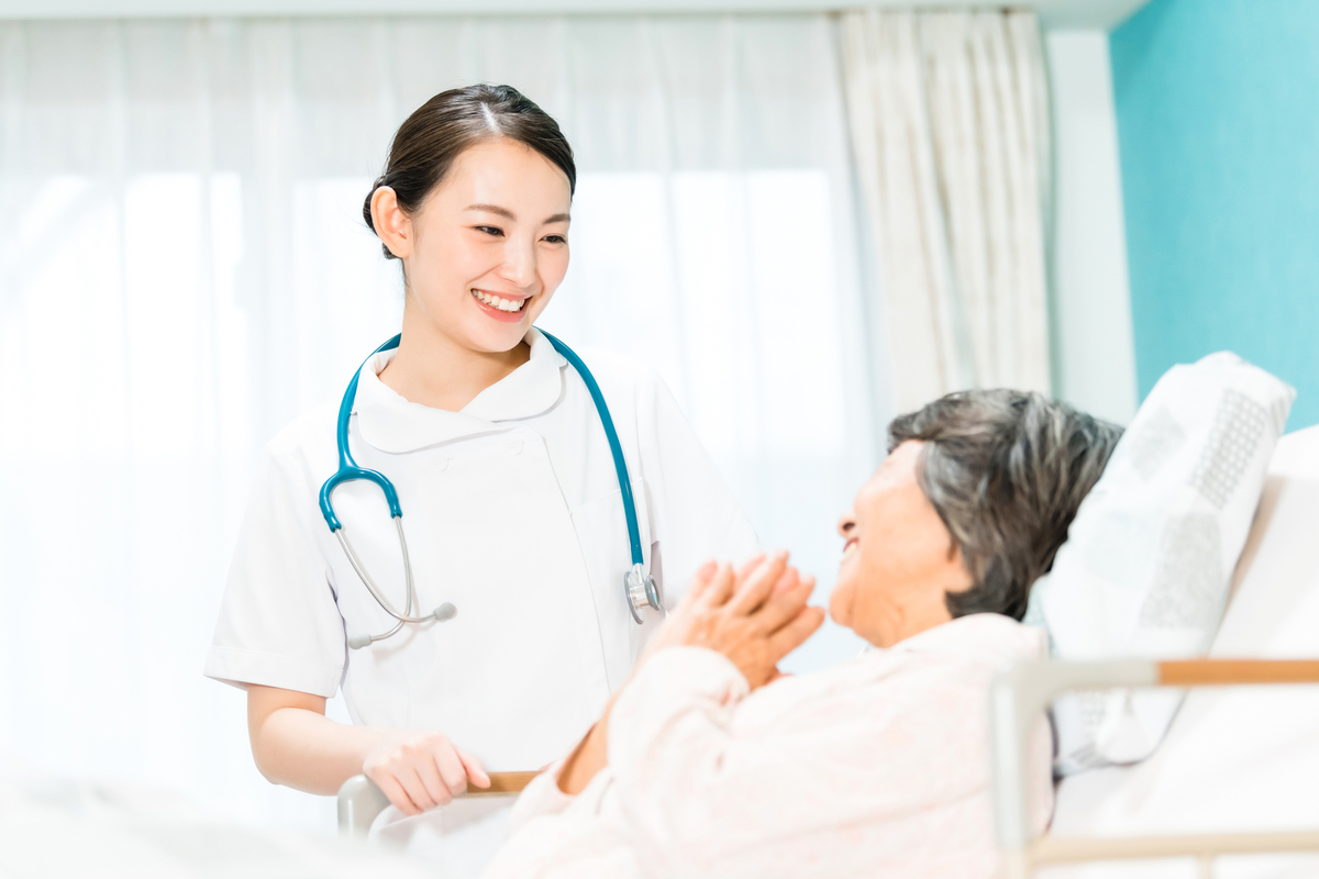 老人と話す看護師