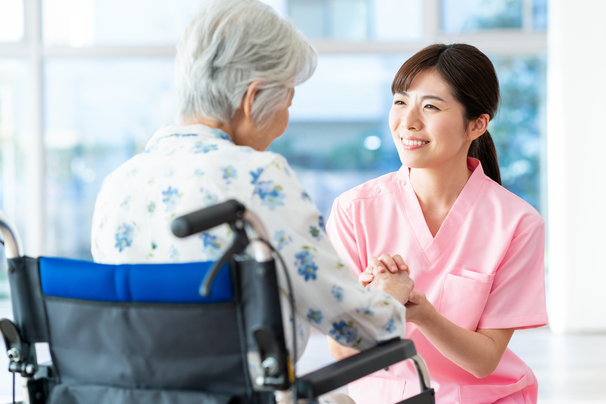 車いすの高齢者と看護師