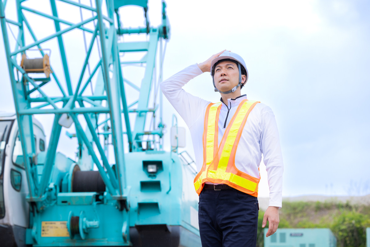 重機と現場スタッフ