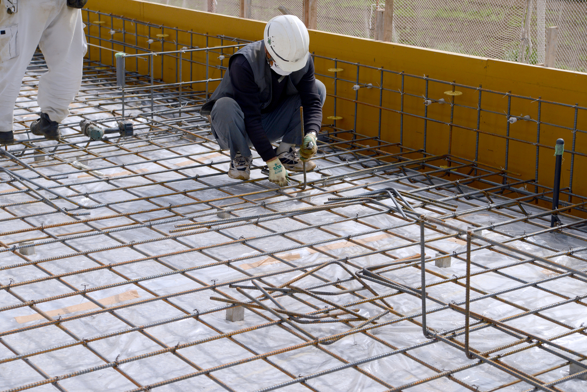 建築現場で鉄筋を組む
