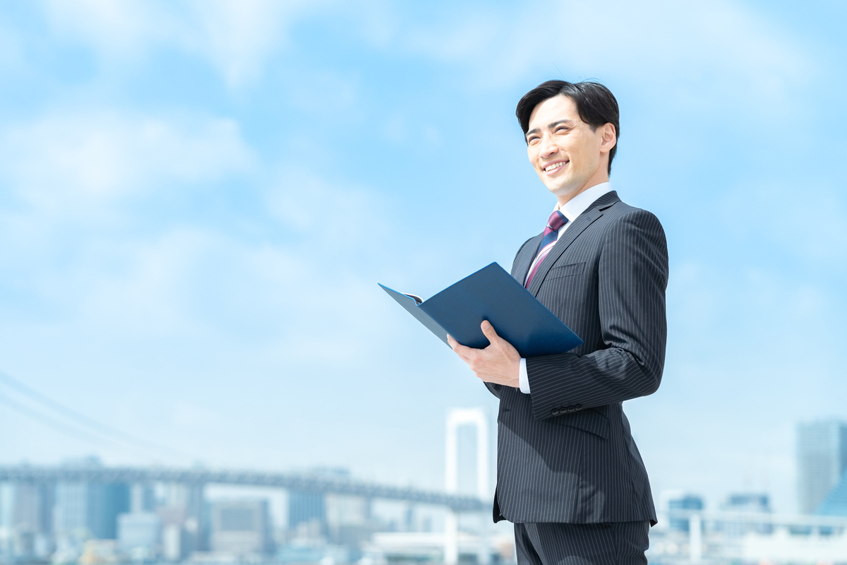 ファイルを開くビジネスパーソン