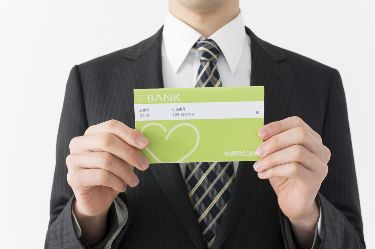 スーツの人物と通帳