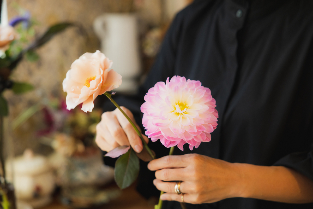 花を持つ手