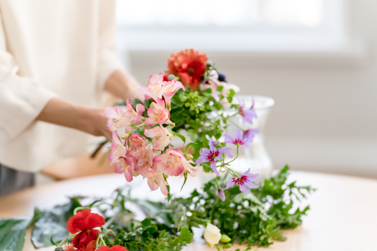 花を扱う手元
