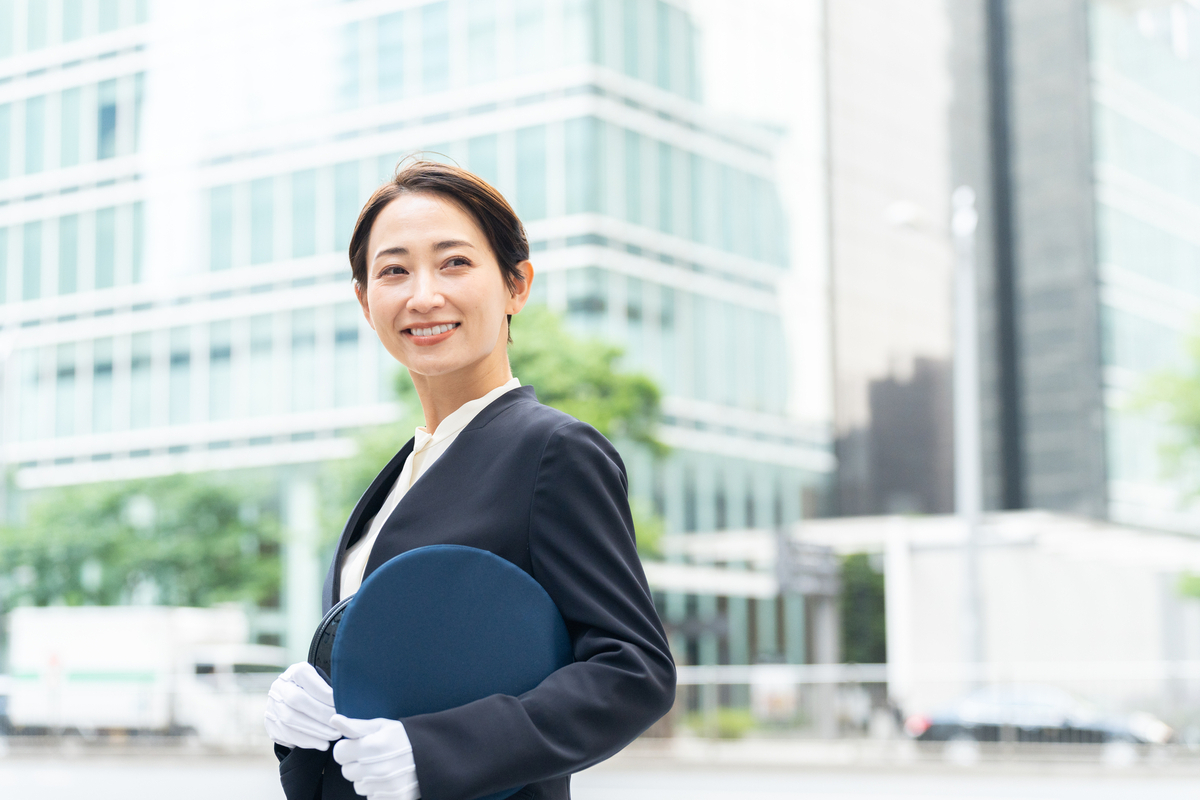 運転手の帽子を持つ人