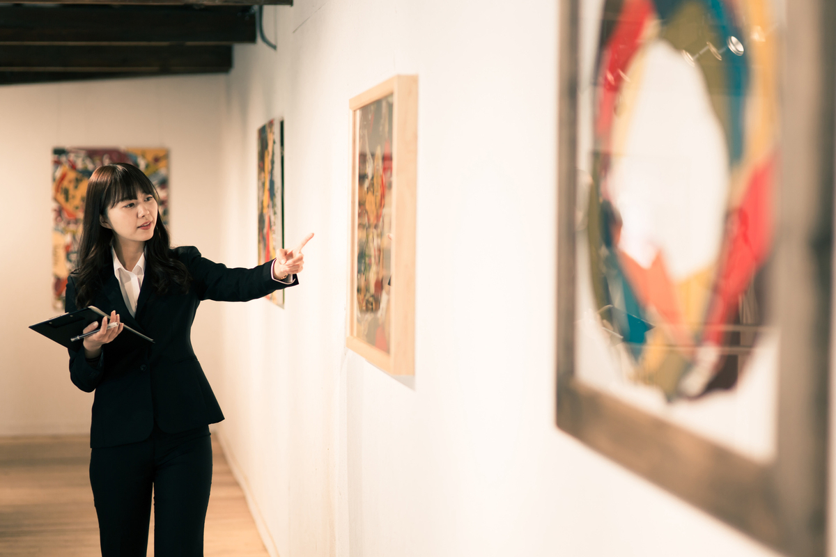 美術館スタッフ