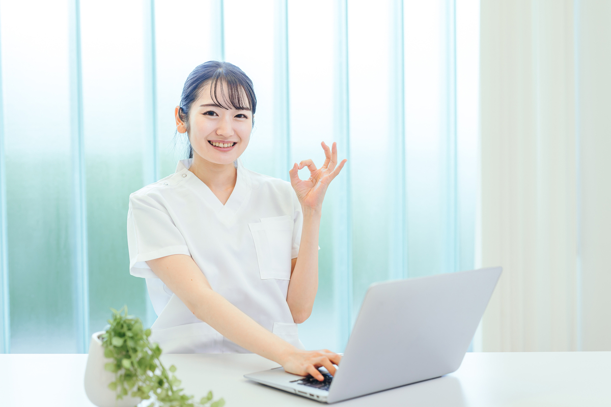 パソコンを使う白衣の人物