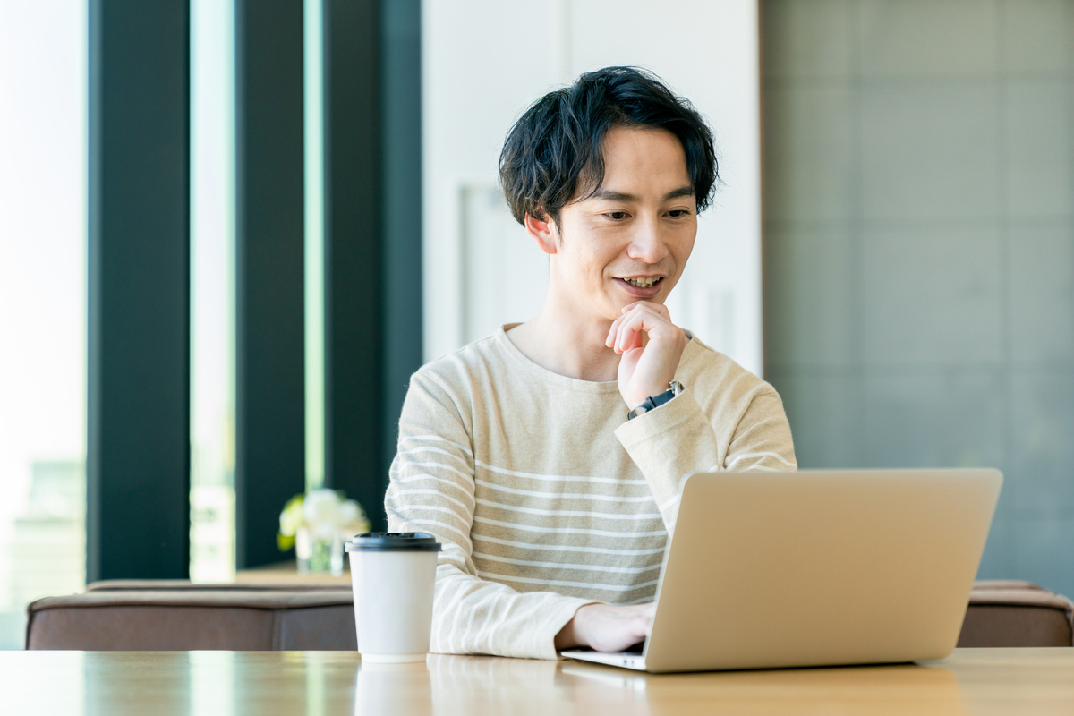 リモートワークする男性