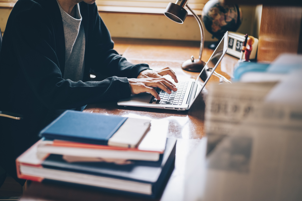 パソコンで調べ物する様子