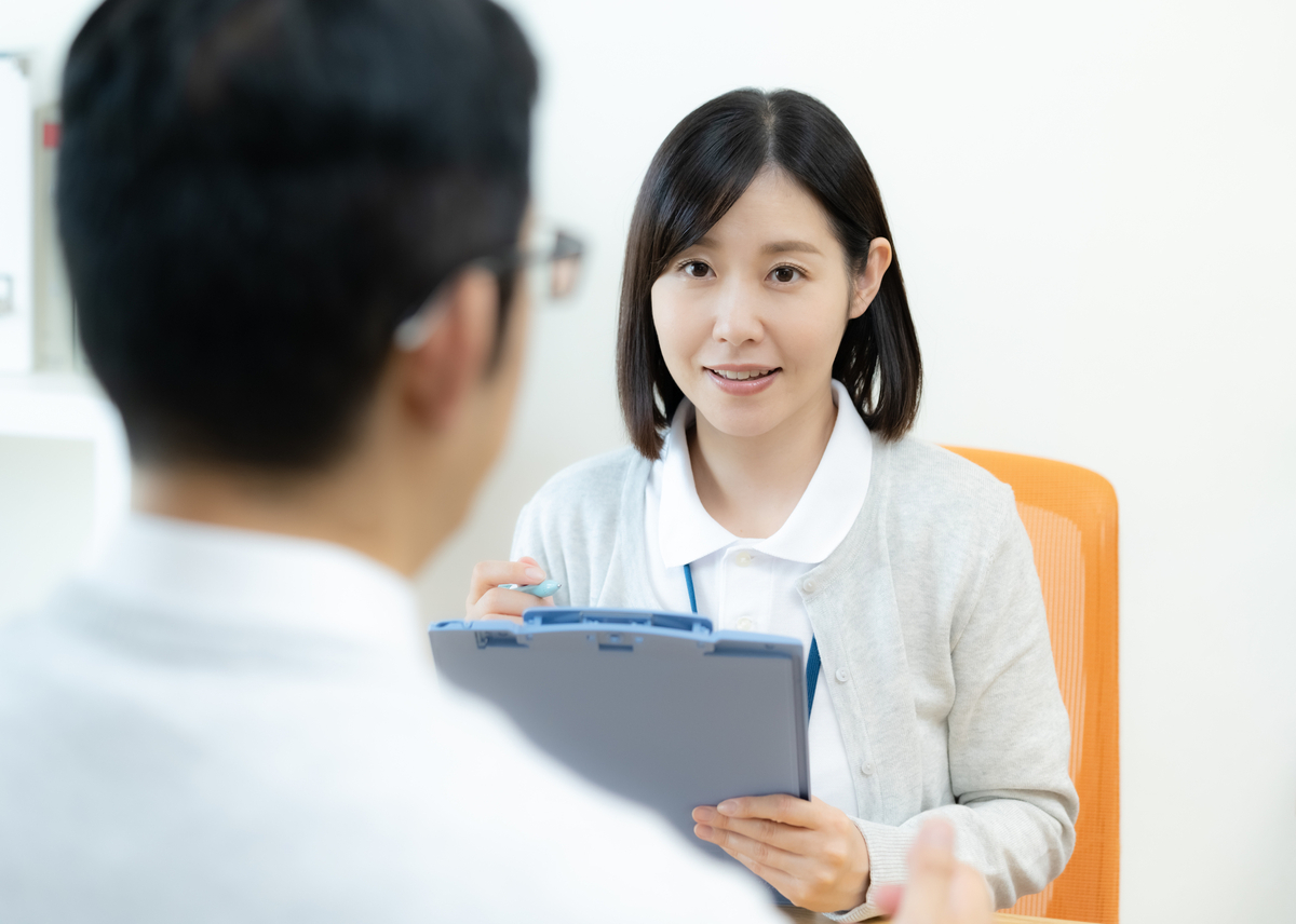 面談をする保健師