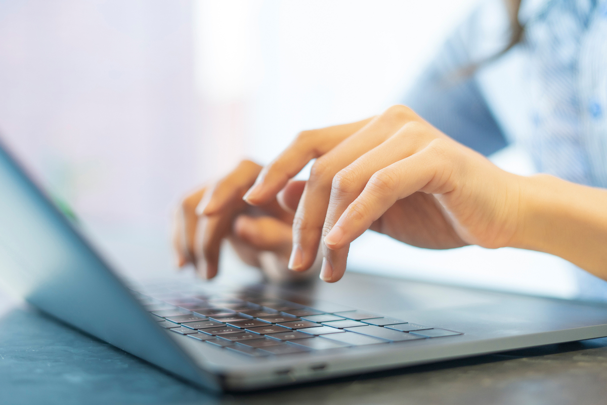 タイピングする手元