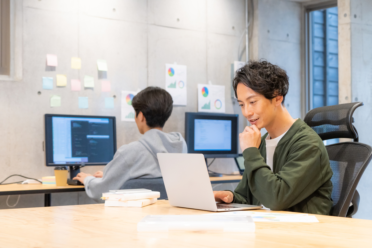 パソコンを操作するビジネスパーソン