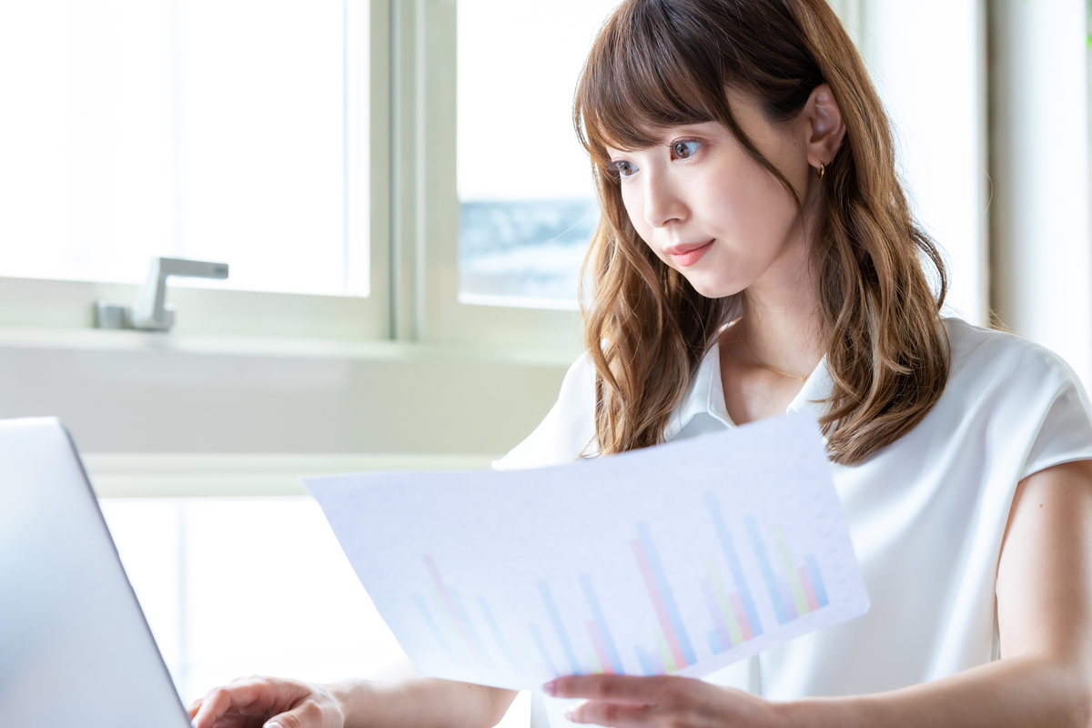事務作業する女性