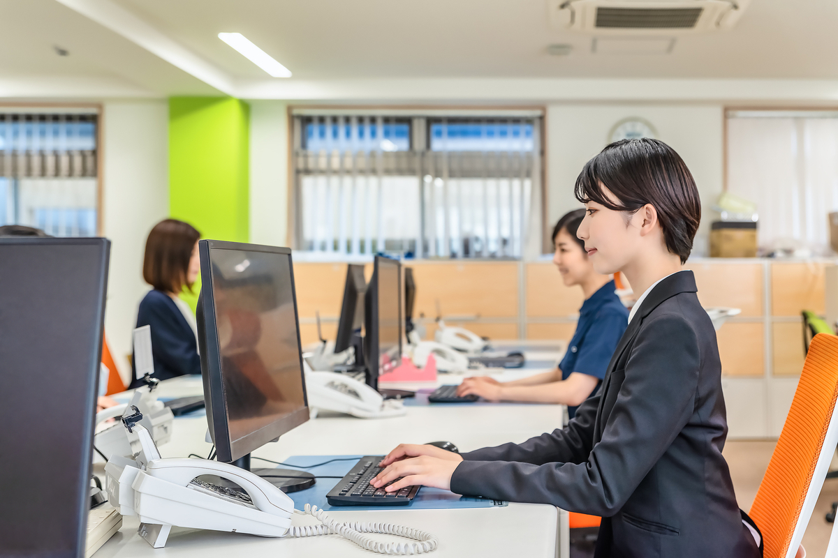 パソコンでデータ入力する女性