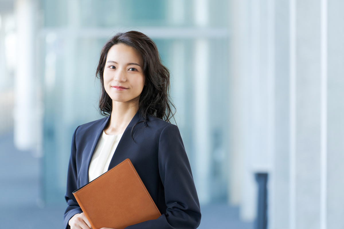 スーツ姿の人物