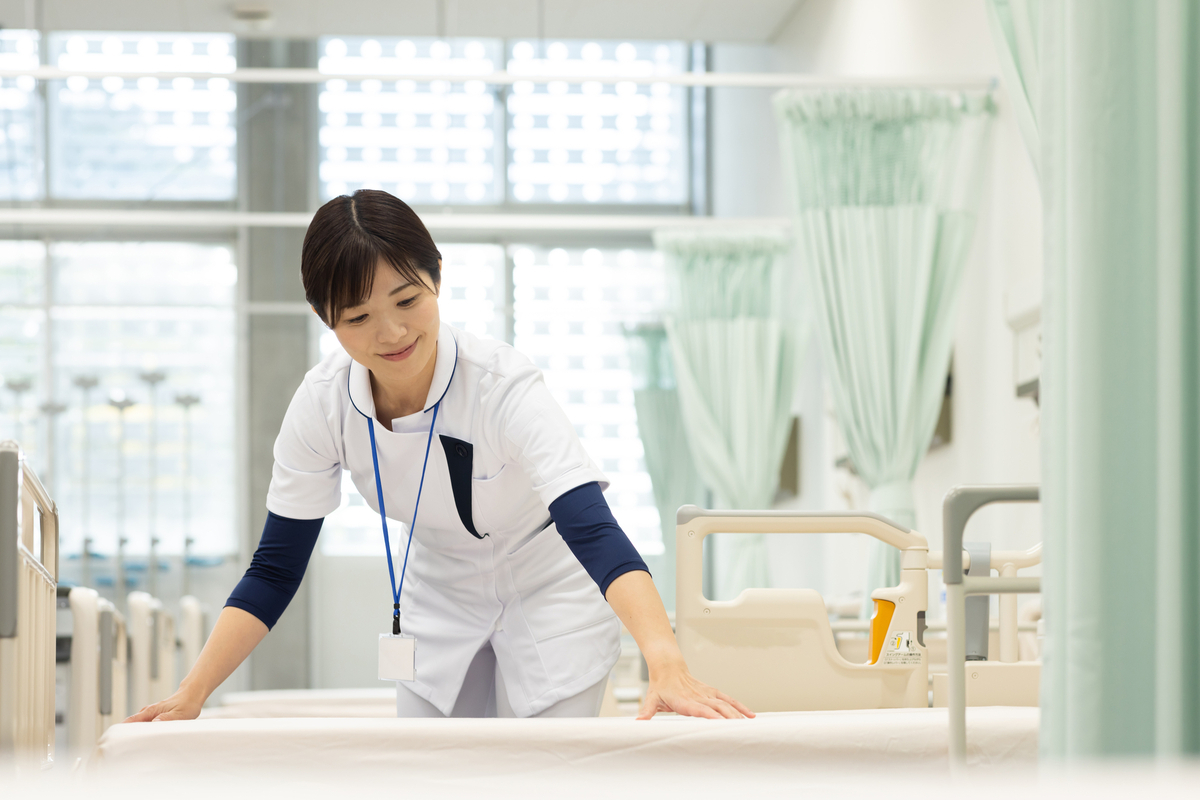 ベッドを整える看護師