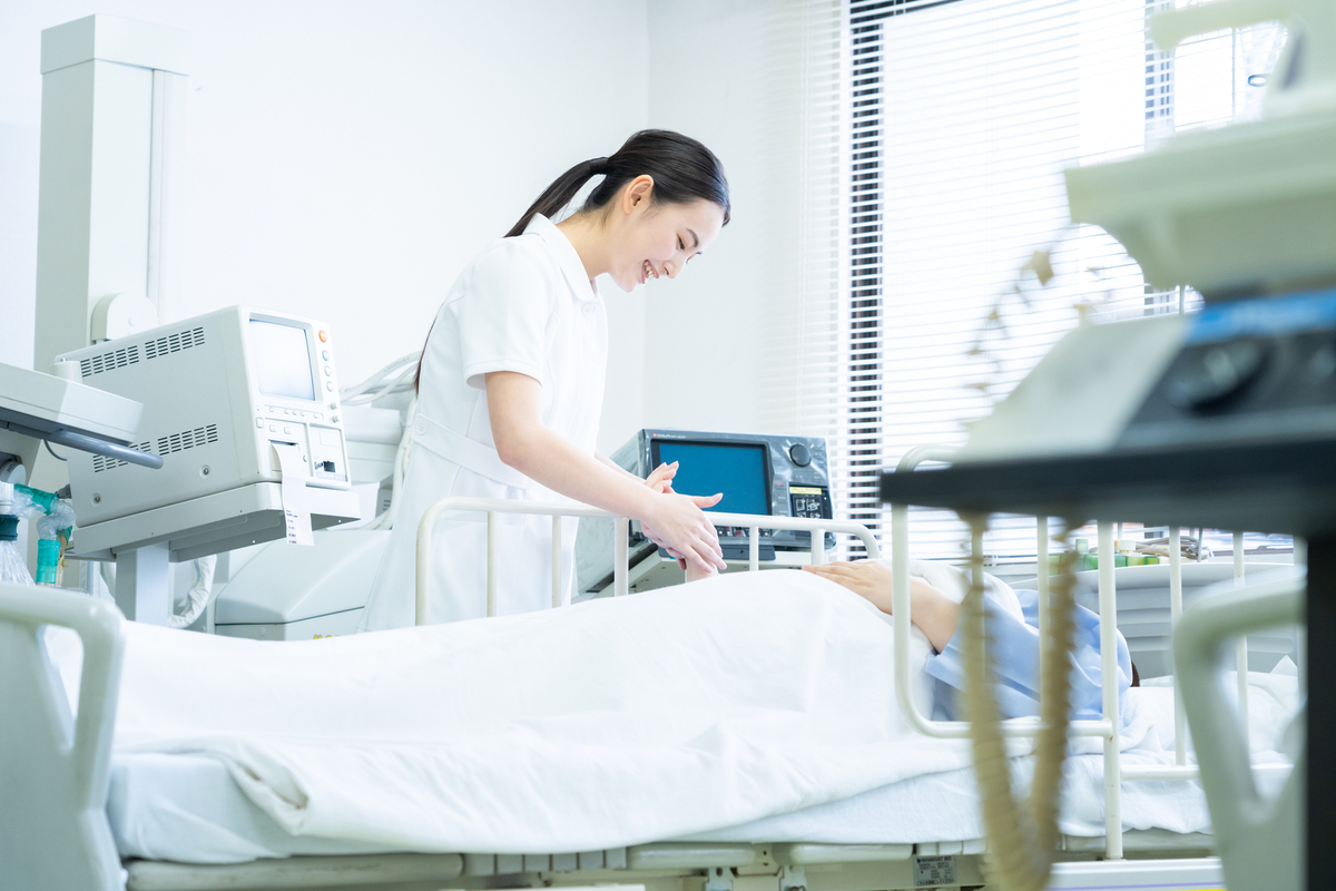 病室でケアする看護師