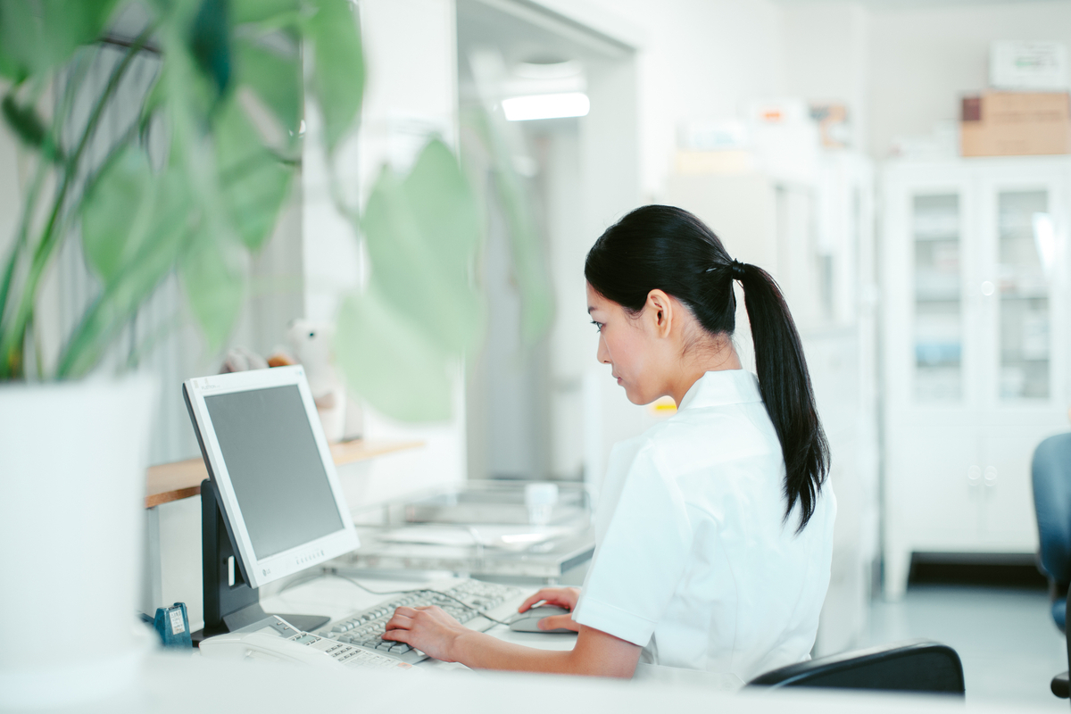 デスクワークする看護師