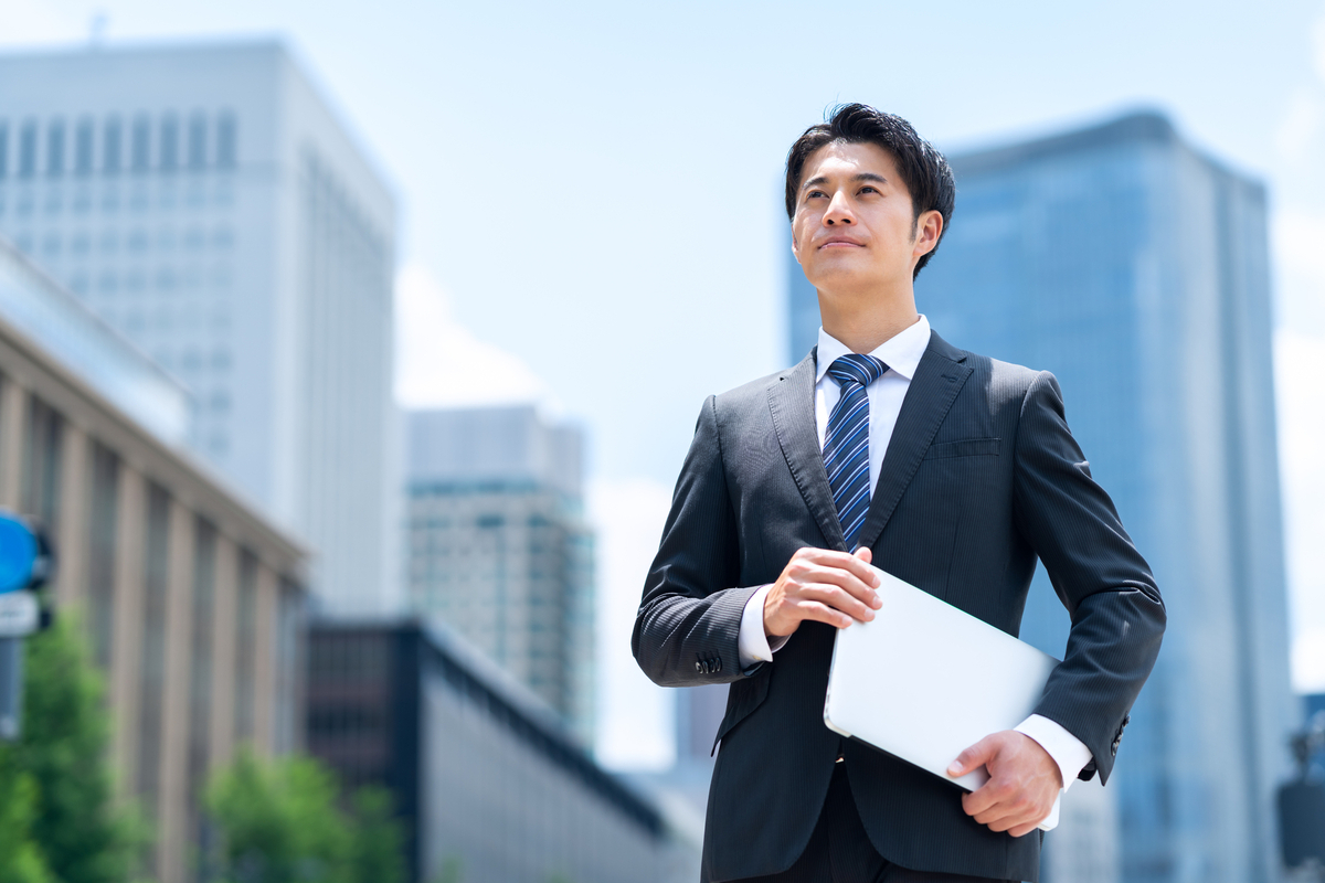 町を歩くビジネスパーソン