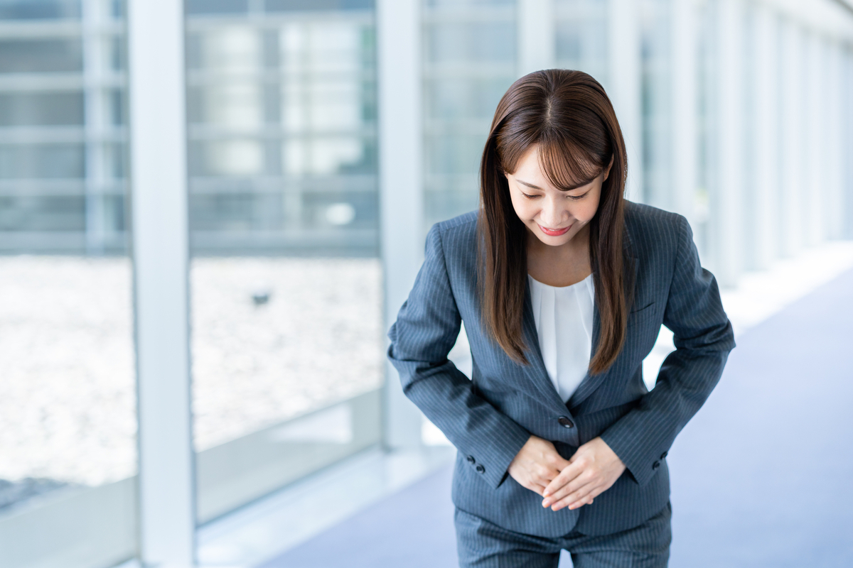 お辞儀するビジネスパーソン