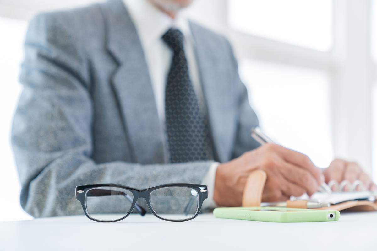 勉強する机と眼鏡