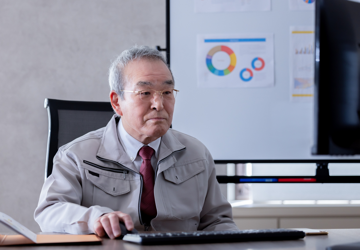 デスクワークをするシニア