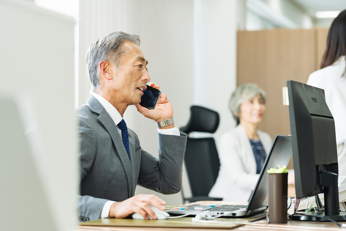 デスクワークをするシニア