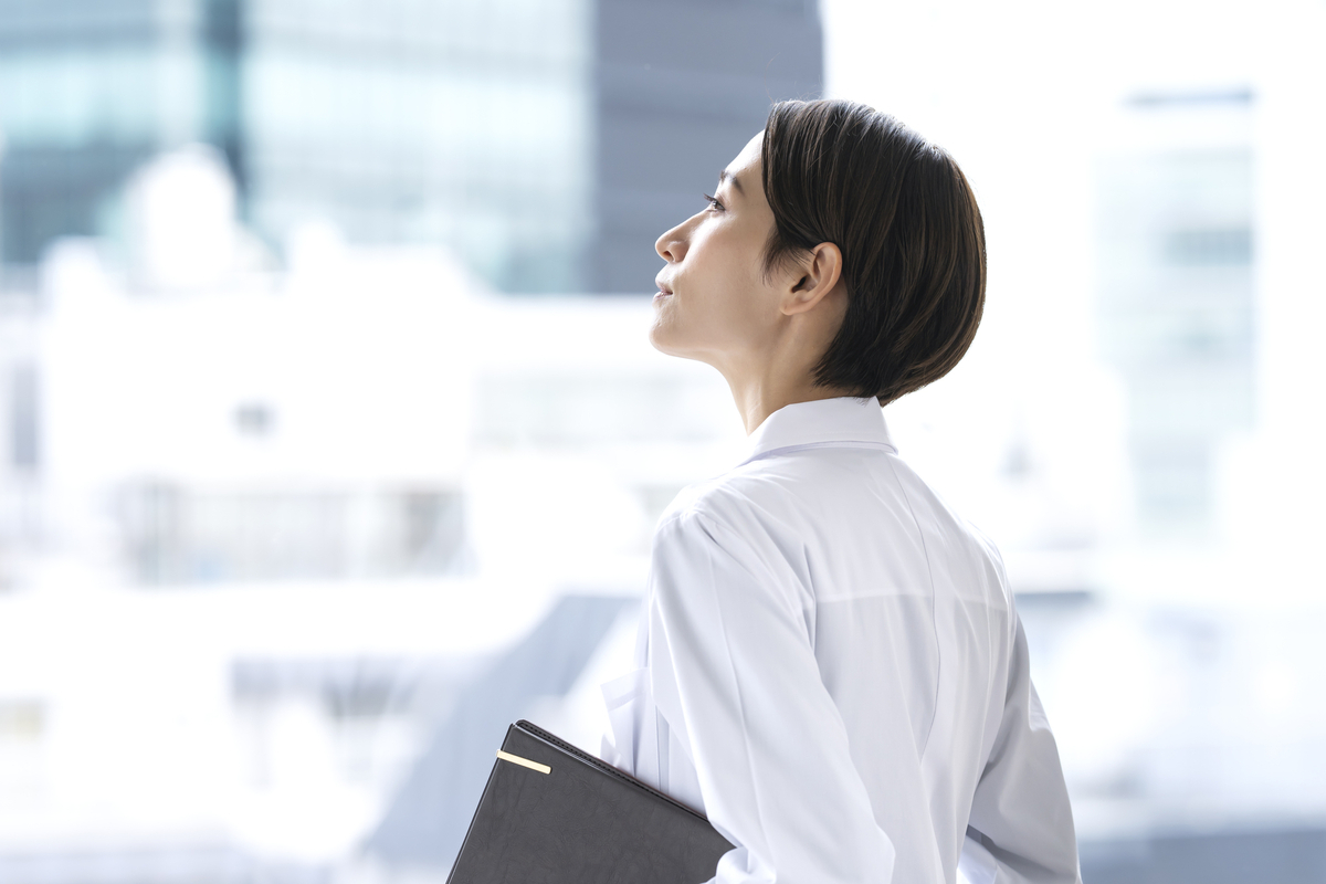 白衣の人物の後姿