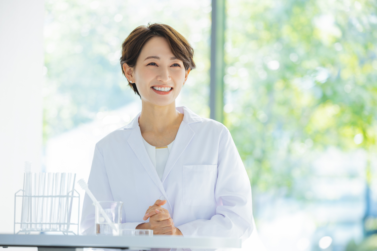 白衣の人物と試験管