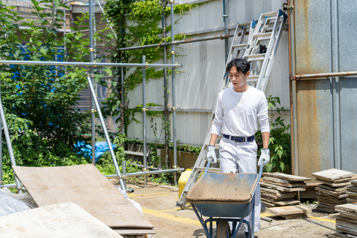 工事現場で作業する人物