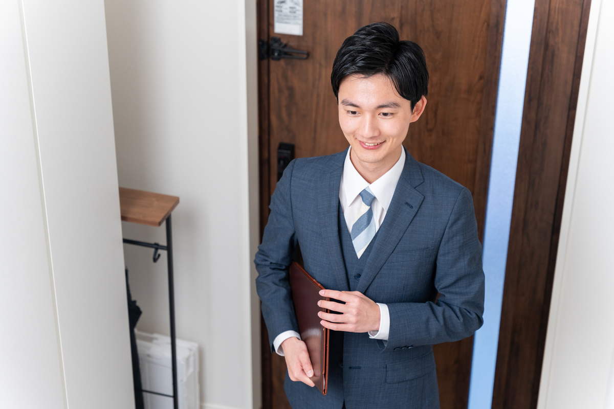 訪問営業をするビジネスパーソン