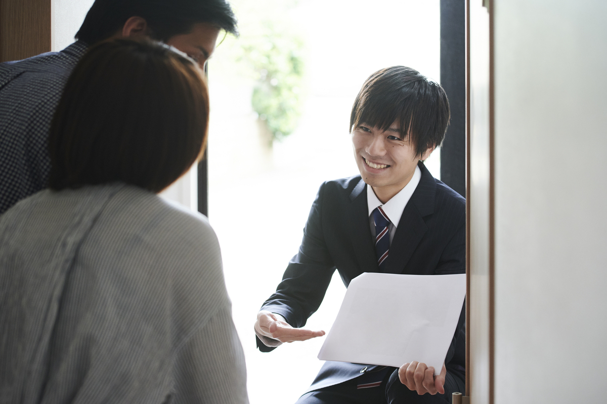 訪問営業中のビジネスパーソン