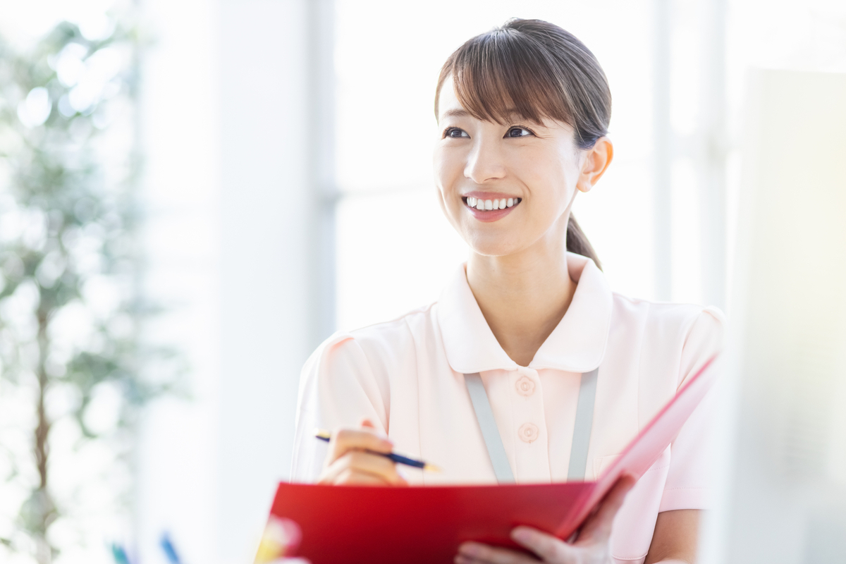 患者と話す看護師