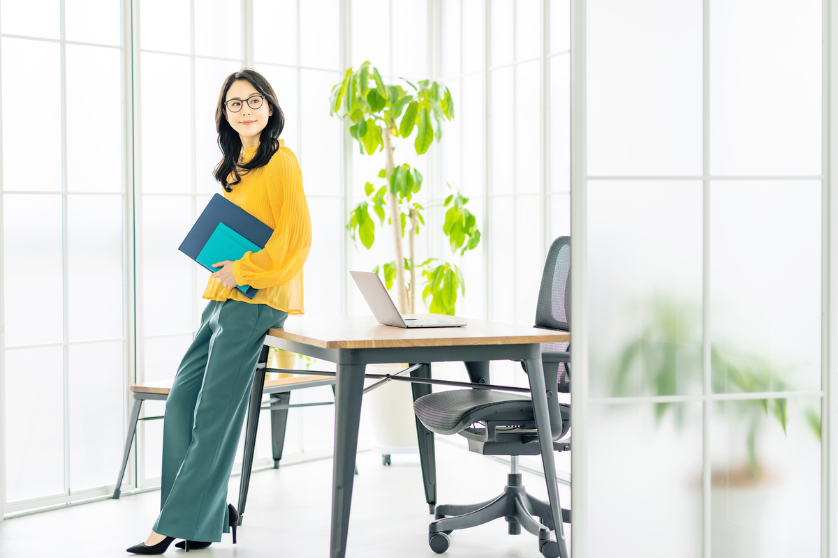 オフィスカジュアルな服装のビジネスパーソン