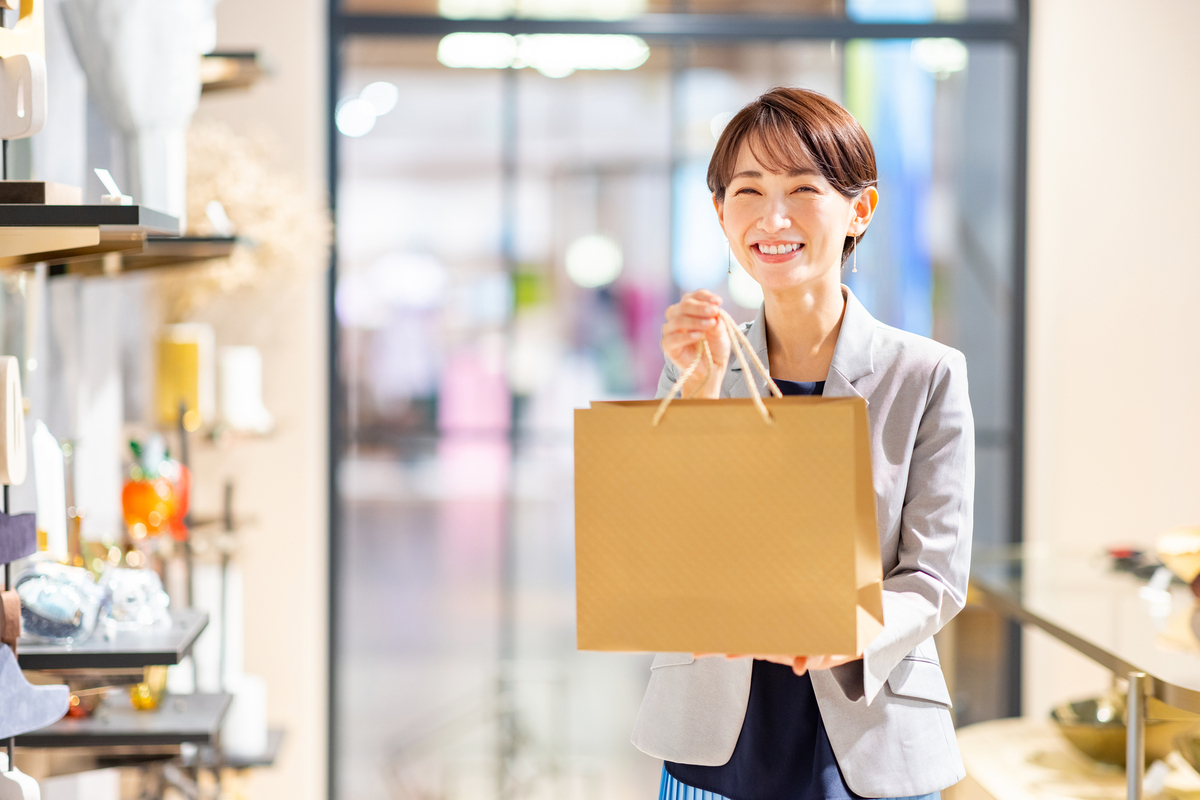 客を見送るショップ店員