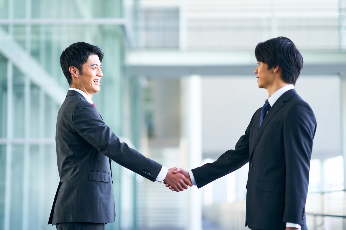 握手をするビジネスパーソン