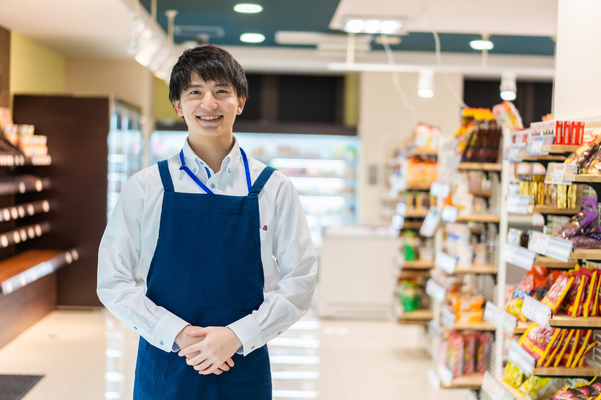スーパーの店員