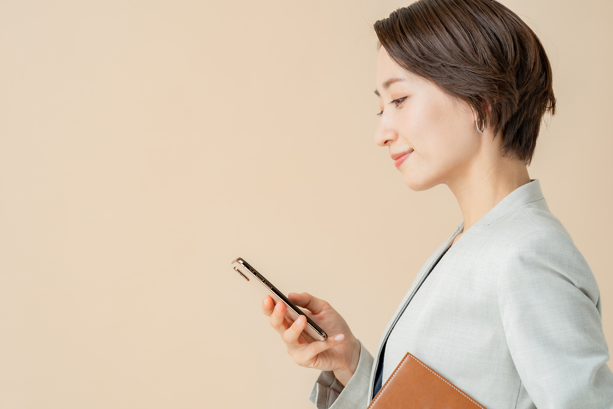 スマホを操作するビジネスパーソン