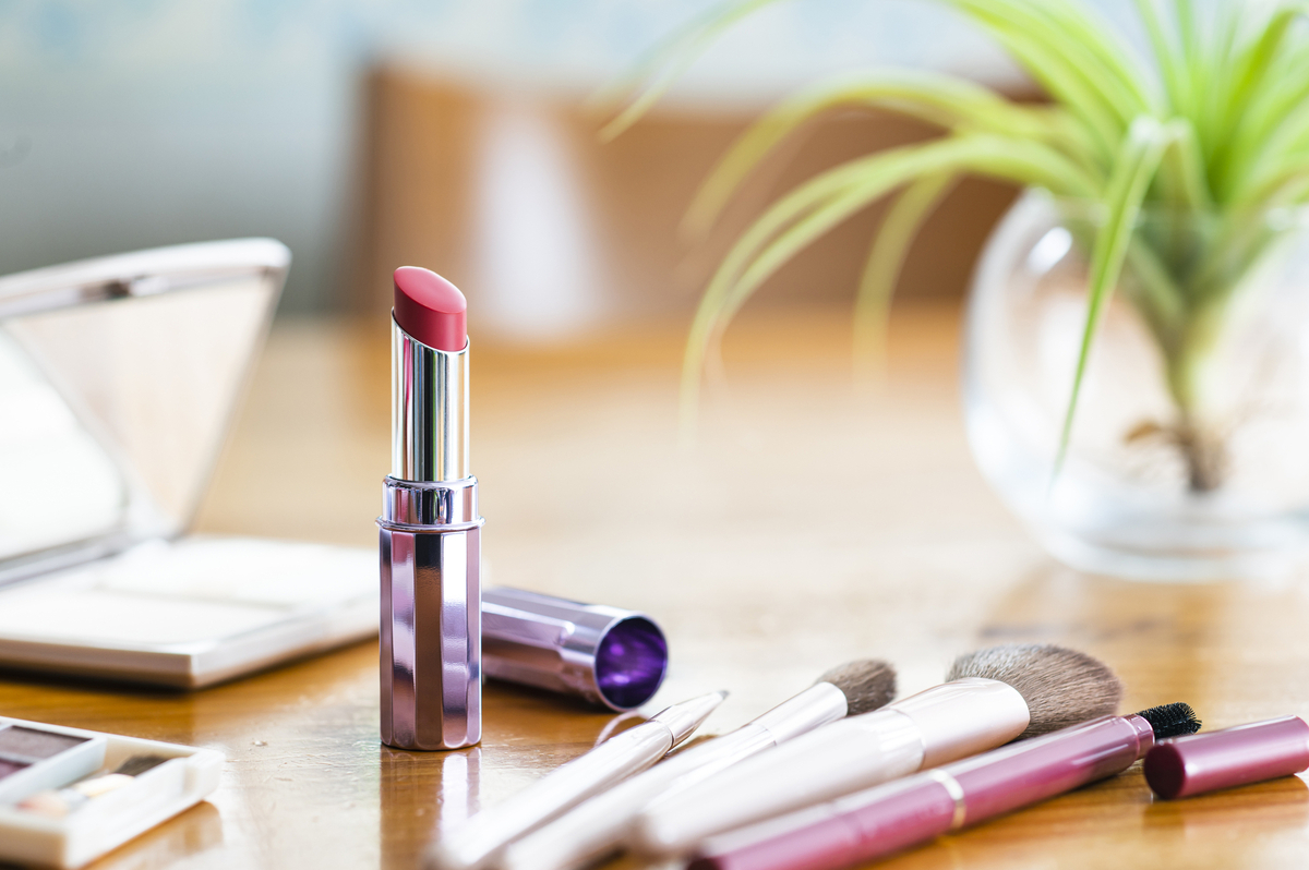テーブルに置かれたコスメ