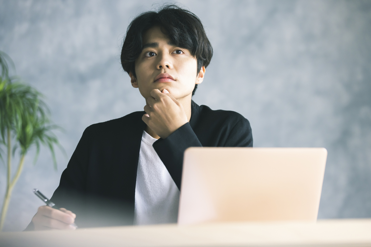 考え事をする若者
