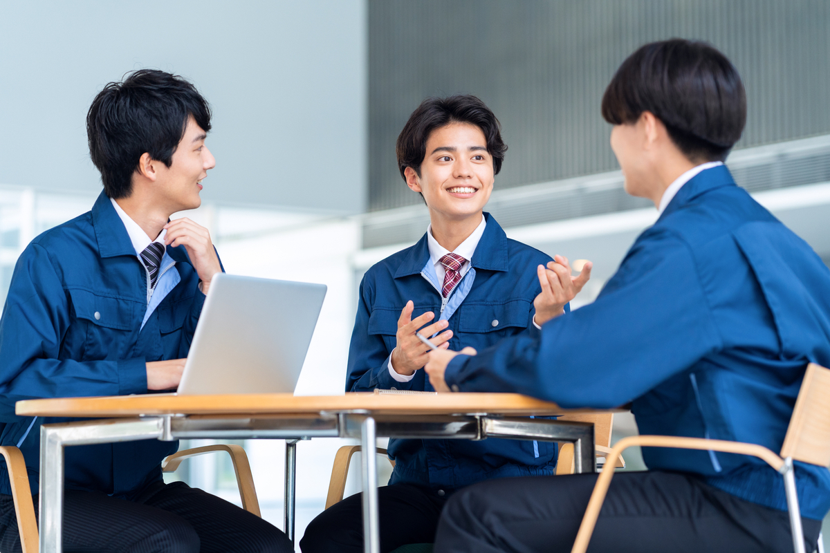 会議をする作業服の人物