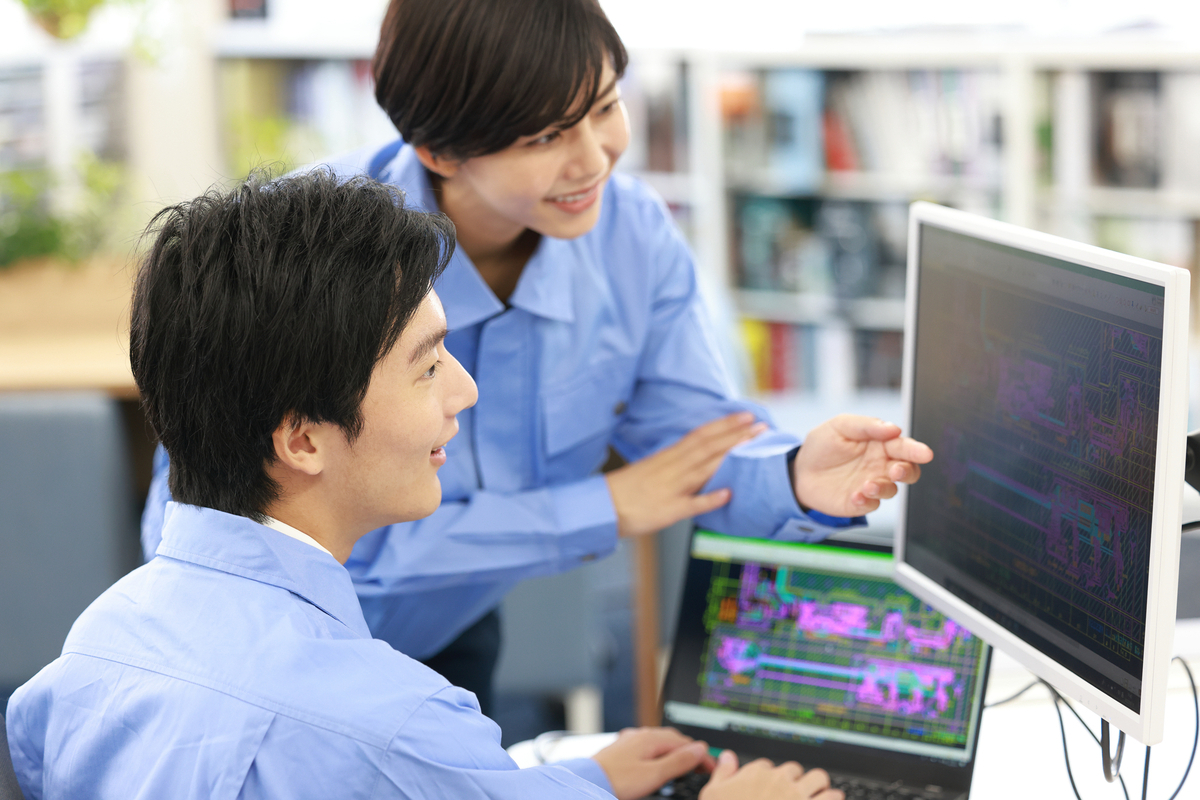 設計画面を見る2人の人物