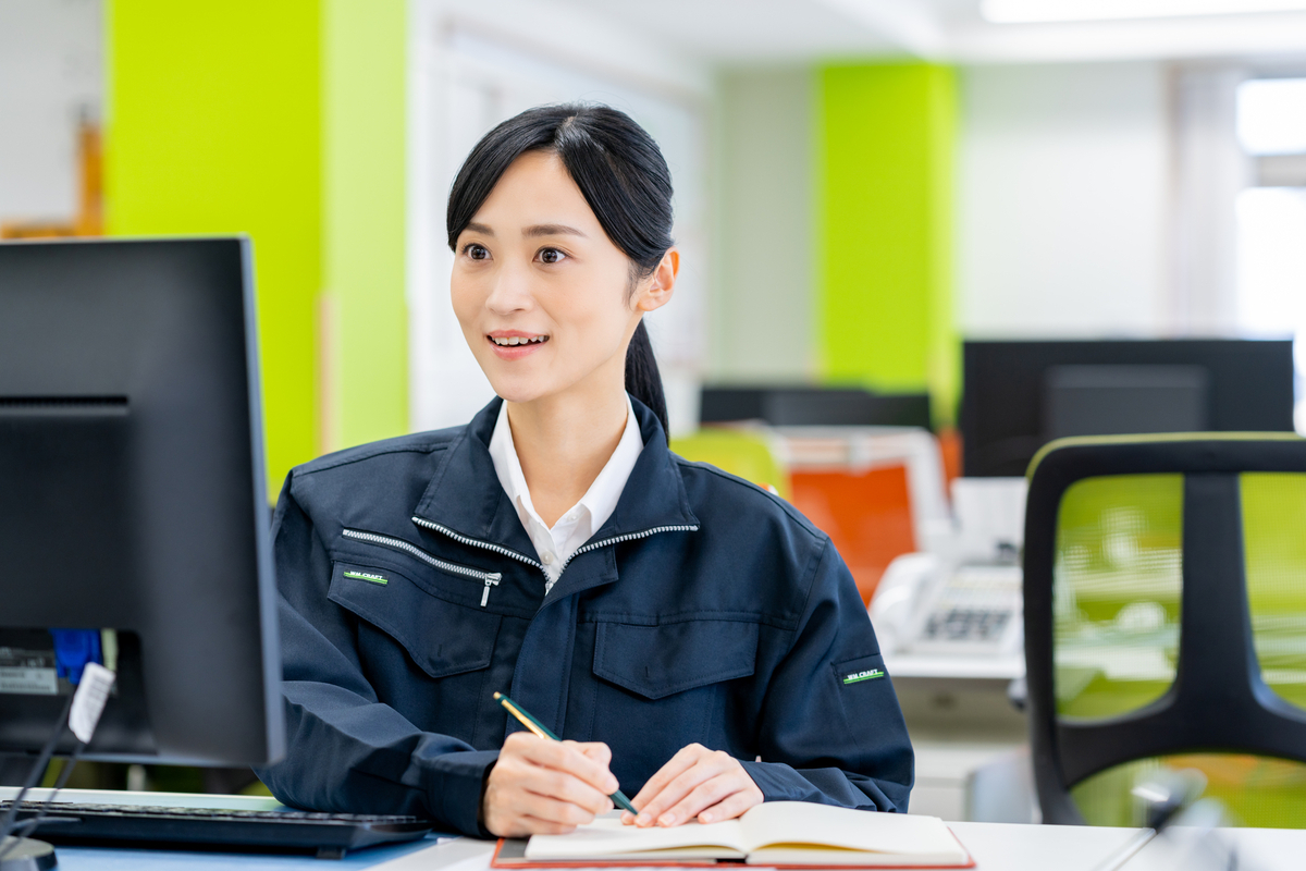 デスクワークをしている人物