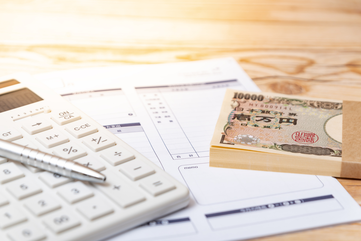 電卓と1万円の札束