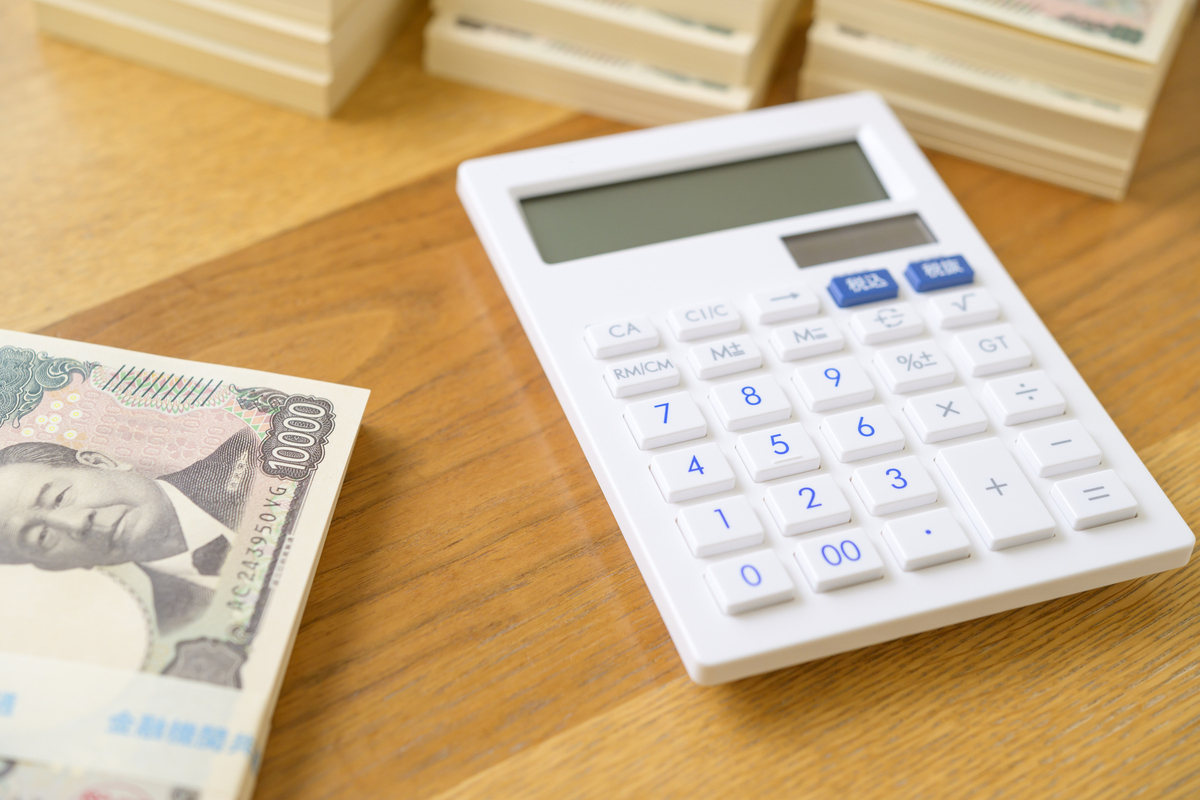 電卓と新1万円札の束