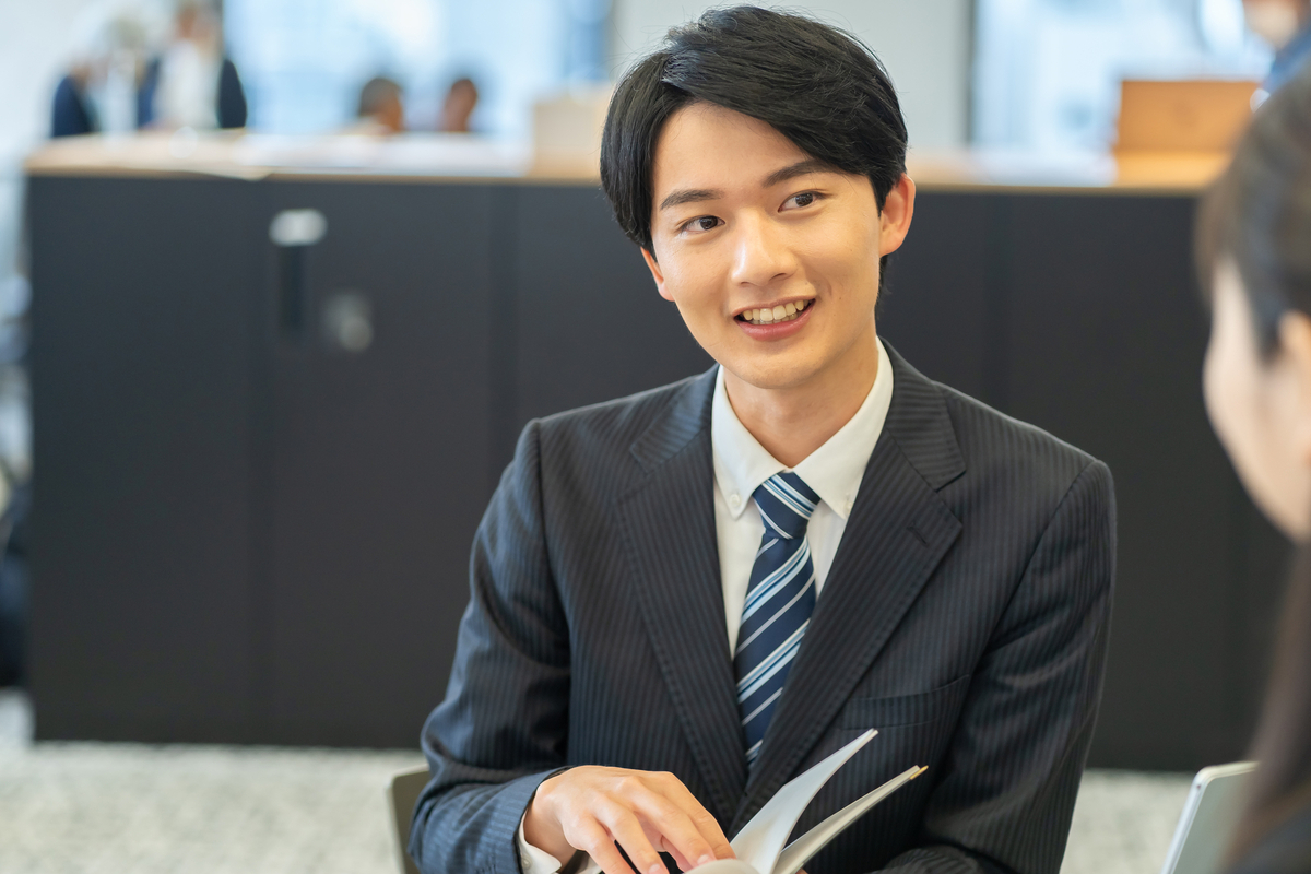 打ち合わせをするビジネスパーソン