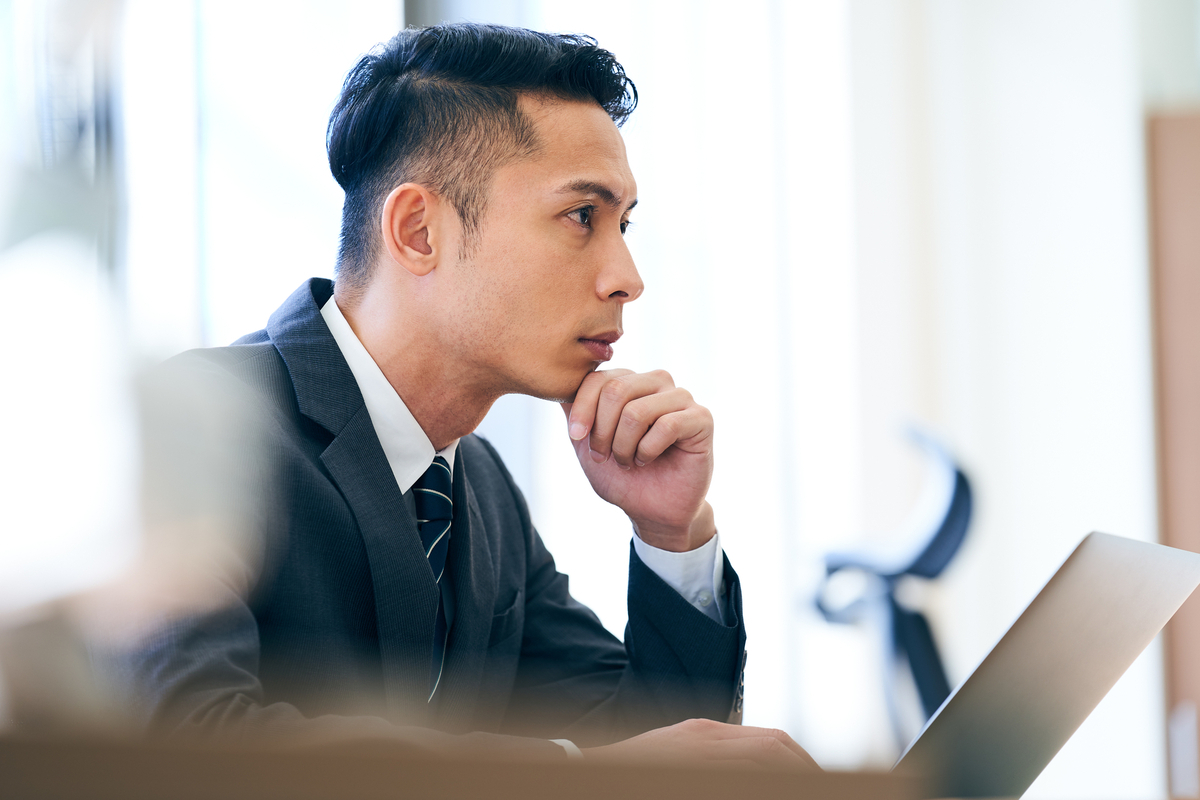 考え事をするビジネスパーソン