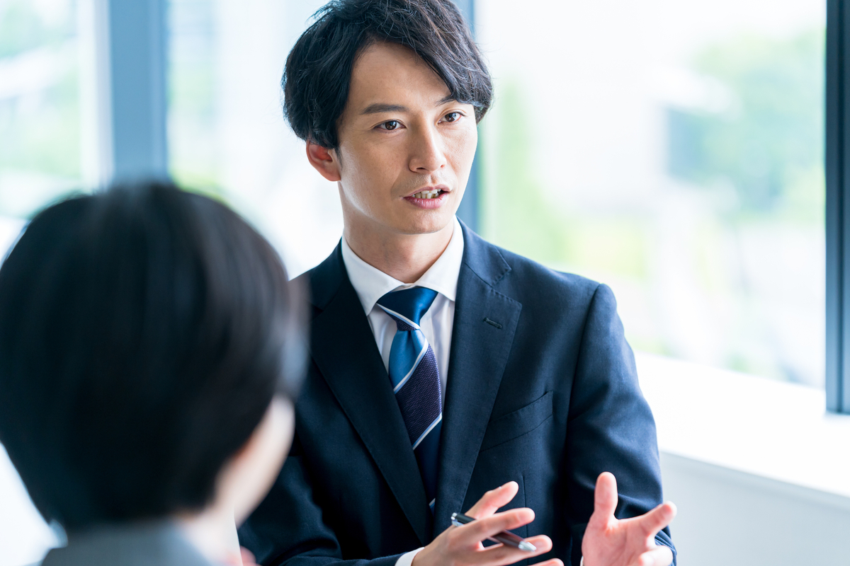 会話をするビジネスパーソン